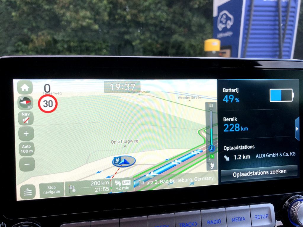 Elektrisch rijden met Hyundai Kona in de praktijk.
Batterij status 49%, bereik 228 km, nog 200 km (bergop) te gaan. Laden hoeft theoretisch niet.