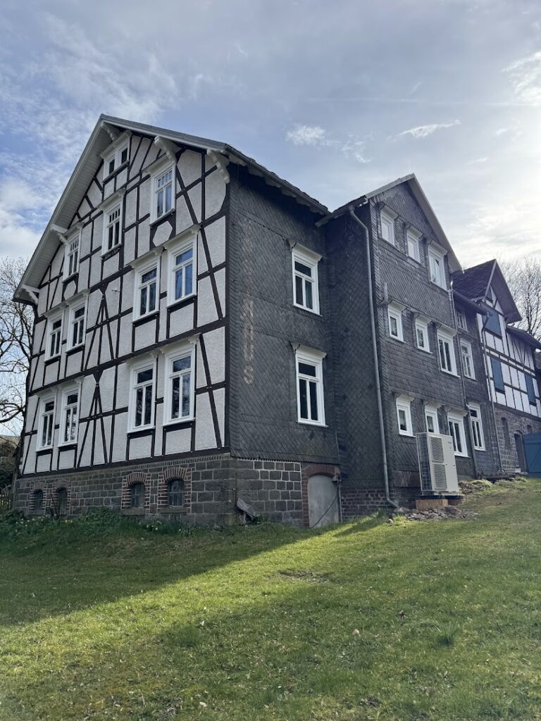 Verfwerk na de winter is helemaal gaaf. Rechts de warmtepomp