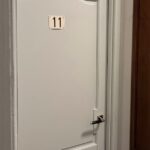 kamer 11 bordje op deur. 